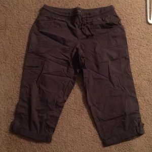 NWOT Maurices cargo capris size 0 14-16